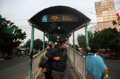 Halte Transjakarta tampak sepi di halte Garuda Taman Mini, Jakarta Timur, Rabu (7/7/2021).