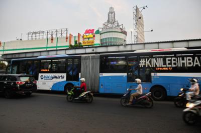 Halte Transjakarta tampak sepi di halte Garuda Taman Mini, Jakarta Timur, Rabu (7/7/2021).