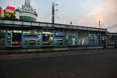 Halte Transjakarta tampak sepi di halte Garuda Taman Mini, Jakarta Timur, Rabu (7/7/2021).