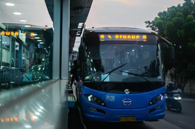 Halte Transjakarta tampak sepi di halte Garuda Taman Mini, Jakarta Timur, Rabu (7/7/2021).