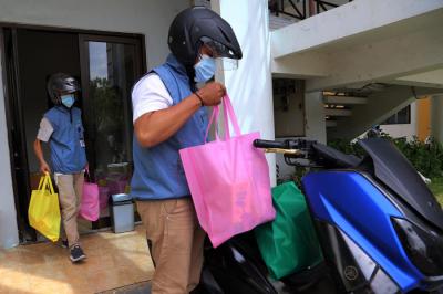 Tim Satgas Covid-19 UM Surabaya mengirim paket sehat untuk pasien isolasi mandiri di Surabaya, Jawa Timur, Kamis (8/7/2021).