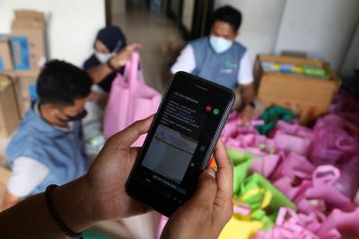 Tim Satgas Covid-19 UM Surabaya mengirim paket sehat untuk pasien isolasi mandiri di Surabaya, Jawa Timur, Kamis (8/7/2021).