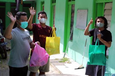Tim Satgas Covid-19 UM Surabaya mengirim paket sehat untuk pasien isolasi mandiri di Surabaya, Jawa Timur, Kamis (8/7/2021).