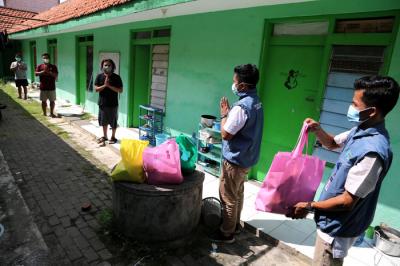 Tim Satgas Covid-19 UM Surabaya mengirim paket sehat untuk pasien isolasi mandiri di Surabaya, Jawa Timur, Kamis (8/7/2021).