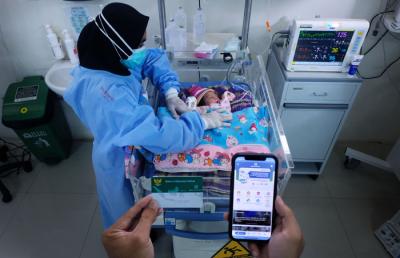 Tenaga Kesehatan tengah melakukan penanganan lanjutan pada bayi baru lahir di ruang neonatal intensive care unit Rumah Sakit Tajuddin Chalid, Jumat (9/7/2021).