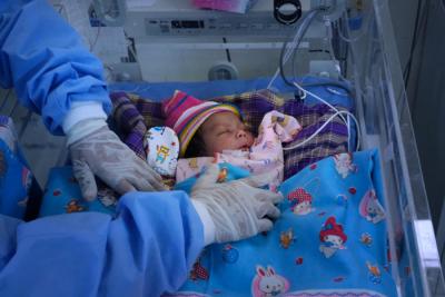 Tenaga Kesehatan tengah melakukan penanganan lanjutan pada bayi baru lahir di ruang neonatal intensive care unit Rumah Sakit Tajuddin Chalid, Jumat (9/7/2021).