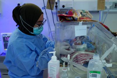 Tenaga Kesehatan tengah melakukan penanganan lanjutan pada bayi baru lahir di ruang neonatal intensive care unit Rumah Sakit Tajuddin Chalid, Jumat (9/7/2021).