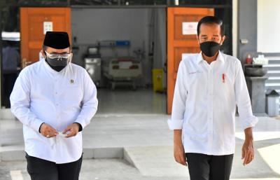 Presiden Joko Jokowi didampingi Menteri Agama Yaqut Cholil Qoumas meresmikan RS darurat Covid-19 di Asrama Haji Pondok Gede, Jakarta Timur, Jumat (9/7/2021).