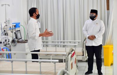 Presiden Joko Jokowi didampingi Menteri Agama Yaqut Cholil Qoumas meresmikan RS darurat Covid-19 di Asrama Haji Pondok Gede, Jakarta Timur, Jumat (9/7/2021).