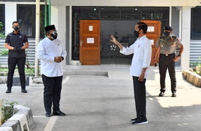 Presiden Joko Jokowi didampingi Menteri Agama Yaqut Cholil Qoumas meresmikan RS darurat Covid-19 di Asrama Haji Pondok Gede, Jakarta Timur, Jumat (9/7/2021).