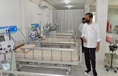 Presiden Joko Jokowi didampingi Menteri Agama Yaqut Cholil Qoumas meresmikan RS darurat Covid-19 di Asrama Haji Pondok Gede, Jakarta Timur, Jumat (9/7/2021).