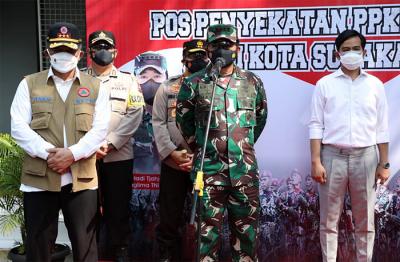 Sentra Vaksinasi di Gedung Sasana Krida Kusuma dan Pos Penyekatan di Pertigaan Tugu Makutha, Kota Solo, Jawa Tengah, Jumat (9/7/2021).