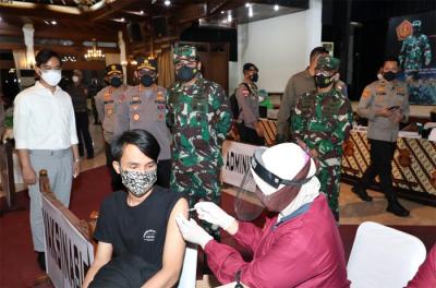 Sentra Vaksinasi di Gedung Sasana Krida Kusuma dan Pos Penyekatan di Pertigaan Tugu Makutha, Kota Solo, Jawa Tengah, Jumat (9/7/2021).