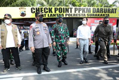 Sentra Vaksinasi di Gedung Sasana Krida Kusuma dan Pos Penyekatan di Pertigaan Tugu Makutha, Kota Solo, Jawa Tengah, Jumat (9/7/2021).