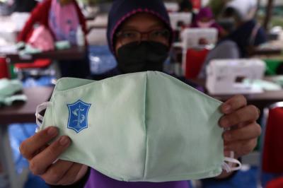 Sejumlah penjahit menyelesaikan pembuatan masker di Balai Kota Surabaya, Jawa Timur, Jumat (9/7/2021).