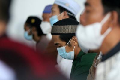 Umat Islam melakukan Shalat Jumat di Masjid Nursalam, Kemayoran, Jakarta Pusat, Jumat (8/7/2021).