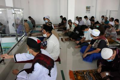 Umat Islam melakukan Shalat Jumat di Masjid Nursalam, Kemayoran, Jakarta Pusat, Jumat (8/7/2021).