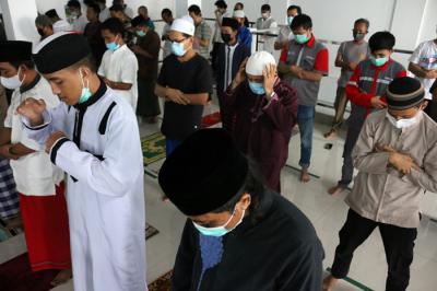 Umat Islam melakukan Shalat Jumat di Masjid Nursalam, Kemayoran, Jakarta Pusat, Jumat (8/7/2021).