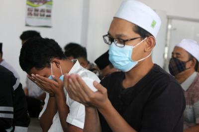 Umat Islam melakukan Shalat Jumat di Masjid Nursalam, Kemayoran, Jakarta Pusat, Jumat (8/7/2021).