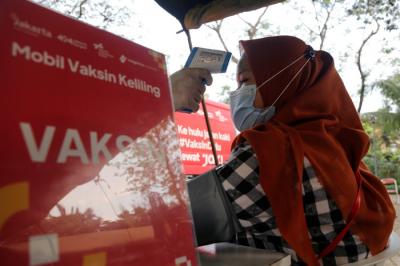 Warga antre saat mengikuti program vaksinasi Covid-19 keliling di Taman Dadap Merah, Kebagusan, Pasar Minggu, Jakarta Selatan, Jumat (9/7/2021).