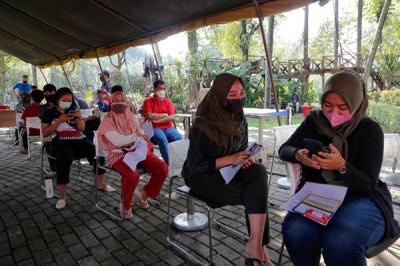 Warga antre saat mengikuti program vaksinasi Covid-19 keliling di Taman Dadap Merah, Kebagusan, Pasar Minggu, Jakarta Selatan, Jumat (9/7/2021).