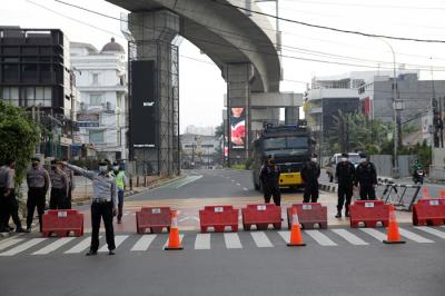 Petugas kepolisian memeriksa pengendara motor di Jalan Fatmawati yang ditutup di Jakarta, Sabtu (10/7/2021).