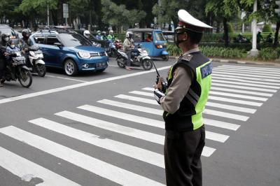 Petugas kepolisian bersama pengguna jalan berdoa di Jalan TB Simatupang, Jakarta, Sabtu (10/7/2021).
