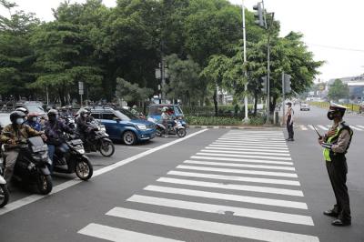 Petugas kepolisian bersama pengguna jalan berdoa di Jalan TB Simatupang, Jakarta, Sabtu (10/7/2021).