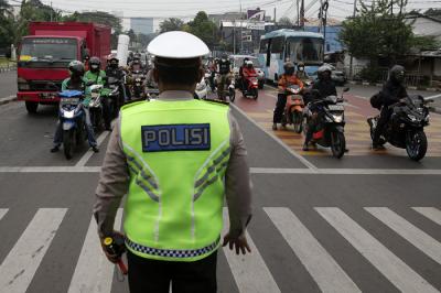 Petugas kepolisian bersama pengguna jalan berdoa di Jalan TB Simatupang, Jakarta, Sabtu (10/7/2021).
