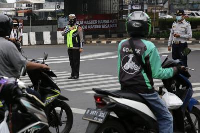 Petugas kepolisian bersama pengguna jalan berdoa di Jalan TB Simatupang, Jakarta, Sabtu (10/7/2021).