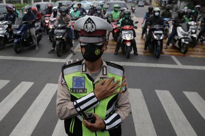 Petugas kepolisian bersama pengguna jalan berdoa di Jalan TB Simatupang, Jakarta, Sabtu (10/7/2021).