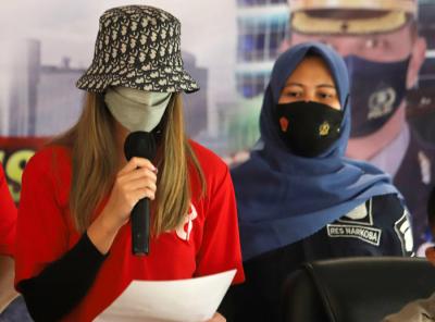 Artis Nia Ramadhani dan suaminya Ardi Bakrie saat menyampaikan permintaan maaf di Polres Metro Jakarta Pusat, Sabtu (10/7/2021).