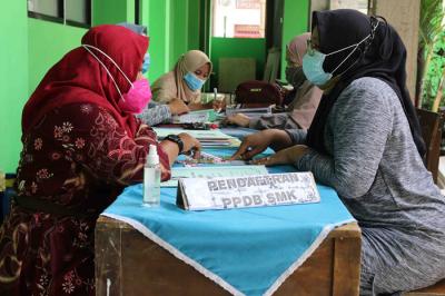 Orang tua calon murid mengembalikan formulir pendaftaran sekolah di SMK Syahid, Cilincing ,Jakarta, Sabtu (10/7/2021).