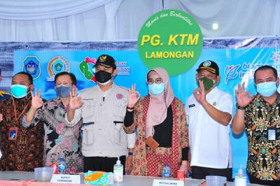Pelaksanaan vaksinasi karyawan PT Kebun Tebu Mas (KTM) di Lamongan Jawa Timur.