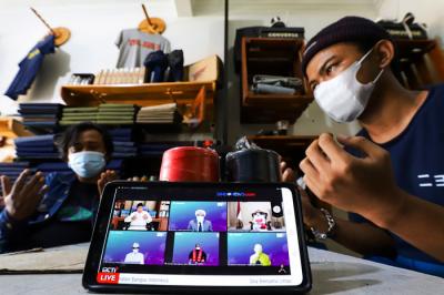 Warga saat mengikuti doa bersama dalam acara Pray From Home secara daring di Jakarta Barat, Minggu (11/7/2021).