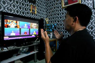 Warga saat mengikuti doa bersama secara virtual yang disiarkan secara langsung oleh akun Youtube Kementerian Agama di Jakarta, Minggu (11/7/2021).
