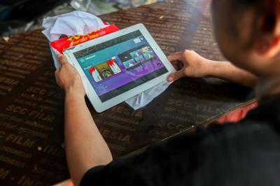 Warga saat mengikuti doa bersama secara virtual yang disiarkan secara langsung oleh akun Youtube Kementerian Agama di Jakarta, Minggu (11/7/2021).