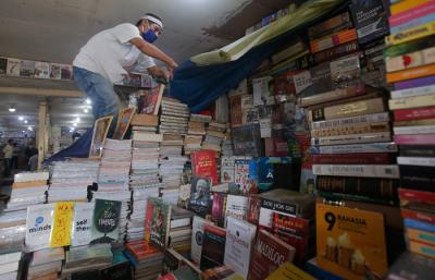 Pedagang menata buku di salah satu kios buku di kawasan Kwitang, Jakarta Pusat, Minggu (11/7/2021).