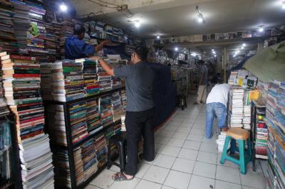 Pedagang menata buku di salah satu kios buku di kawasan Kwitang, Jakarta Pusat, Minggu (11/7/2021).