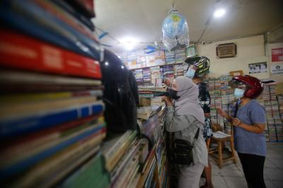 Pedagang menata buku di salah satu kios buku di kawasan Kwitang, Jakarta Pusat, Minggu (11/7/2021).