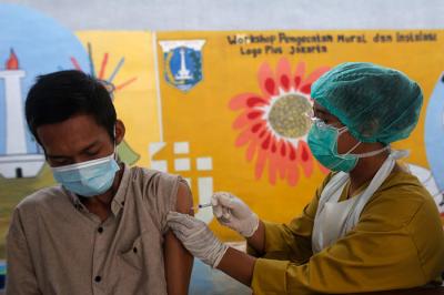 Warga antre untuk mengikuti vaksinasi Covid-19 keliling di RPTRA Kalijodo, Jakarta Barat, Minggu (11/7/2021).