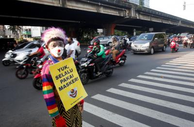 Angggota Komunitas Aku Badut Indonesia (ABI) melakukan aksi kampanye untuk menggunakan masker di Kawasan Fatmawati, Jakarta Selatan, Senin (12/7/2021).