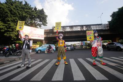 Angggota Komunitas Aku Badut Indonesia (ABI) melakukan aksi kampanye untuk menggunakan masker di Kawasan Fatmawati, Jakarta Selatan, Senin (12/7/2021).