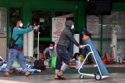 Suasana antrian perawatan di ruang Instalasi Gawat Darurat (IGD), RSUD Dr Soetomo Surabaya, Jawa Timur, Senin (12/7/2021).