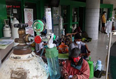 Suasana antrian perawatan di ruang Instalasi Gawat Darurat (IGD), RSUD Dr Soetomo Surabaya, Jawa Timur, Senin (12/7/2021).