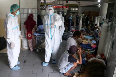 Suasana antrian perawatan di ruang Instalasi Gawat Darurat (IGD), RSUD Dr Soetomo Surabaya, Jawa Timur, Senin (12/7/2021).