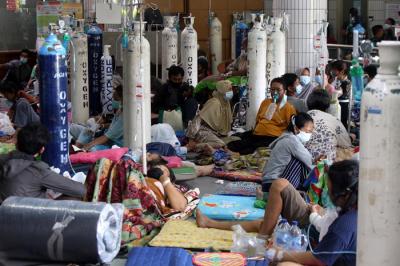 Suasana antrian perawatan di ruang Instalasi Gawat Darurat (IGD), RSUD Dr Soetomo Surabaya, Jawa Timur, Senin (12/7/2021).