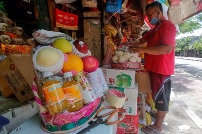 Penjual menyelesaikan pembuatan parcel buah di kawasan Jalan Barito, Jakarta Selatan, Senin (12/7/2021).