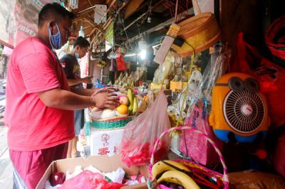 Penjual menyelesaikan pembuatan parcel buah di kawasan Jalan Barito, Jakarta Selatan, Senin (12/7/2021).