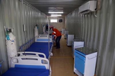 Petugas menyiapkan peralatan medis di kontainer UGD RSUD Dr Soetomo Surabaya, Jawa Timur, Senin (12/7/2021).